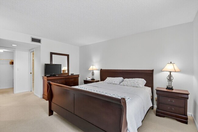 Building Photo - 5560 Fairway Park Dr