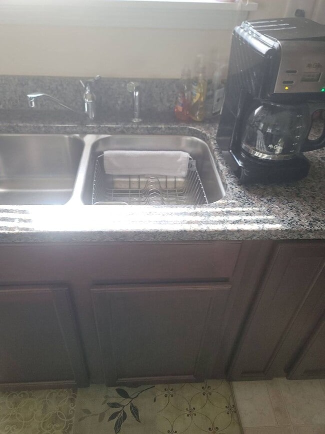 Building Photo - 3 bedroom 2.5 bath townhome in University Area