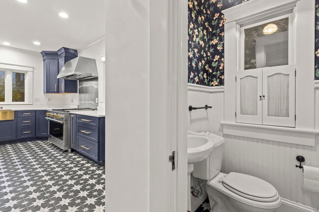 Building Photo - 1502 Tryon Rd