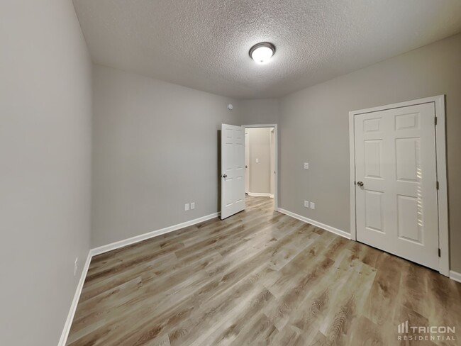Building Photo - 111 Glendevon Way