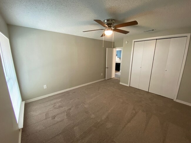 Building Photo - Charming Unit with Vaulted Ceilings & Fire...