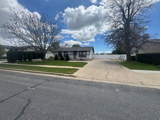 Building Photo - 3 bdrm 1 bath Home. Move in Ready!