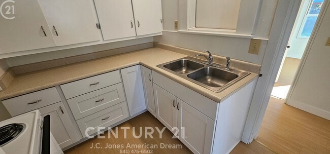 Building Photo - Charming Home Close to Downtown Grants Pass