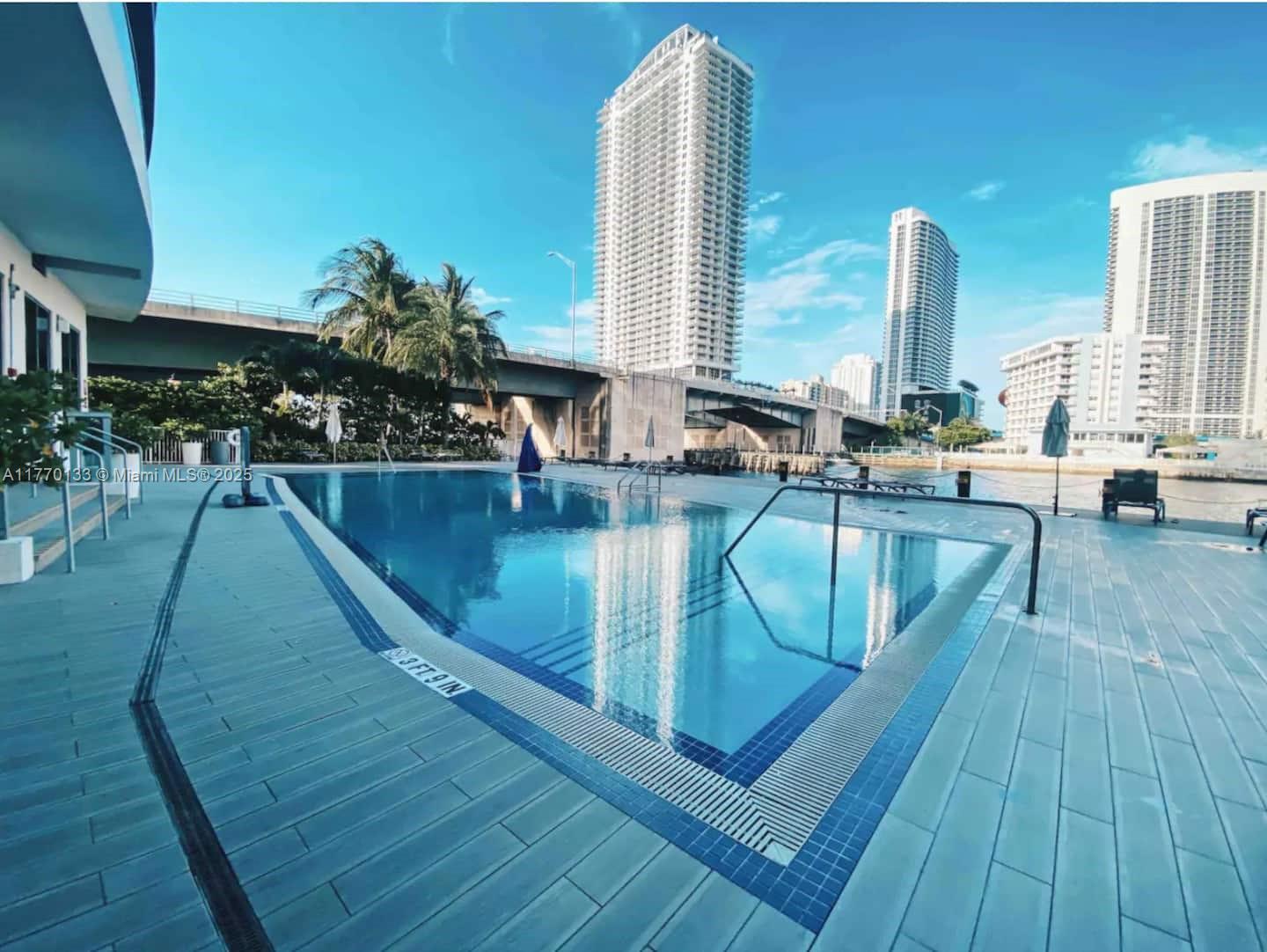 Building Photo - 2600 E Hallandale Beach Blvd