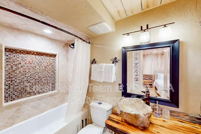 Building Photo - 1105 W Overland Pass Dr