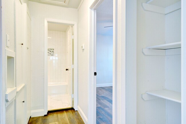 Building Photo - 3 bed 2 bath