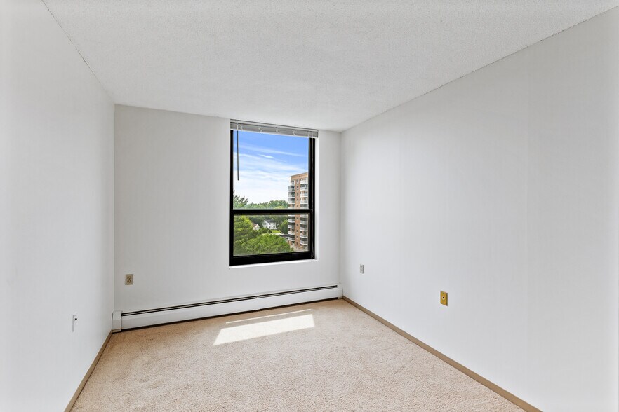 Second bedroom or office - 6615 Lake Shore Dr S