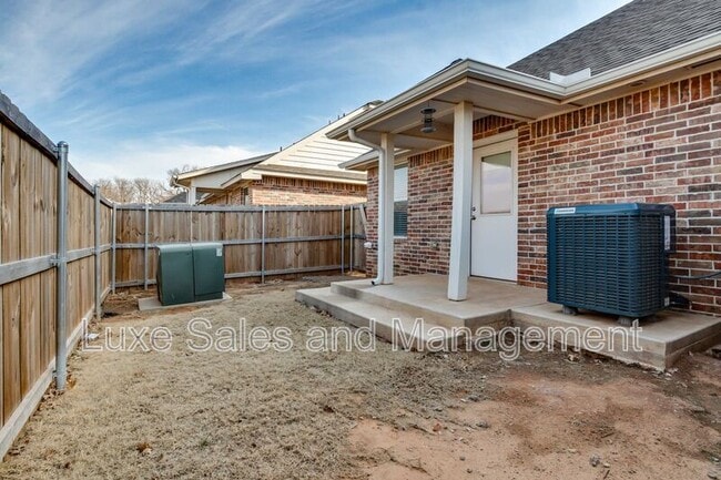 Building Photo - 10809 NW 119th St