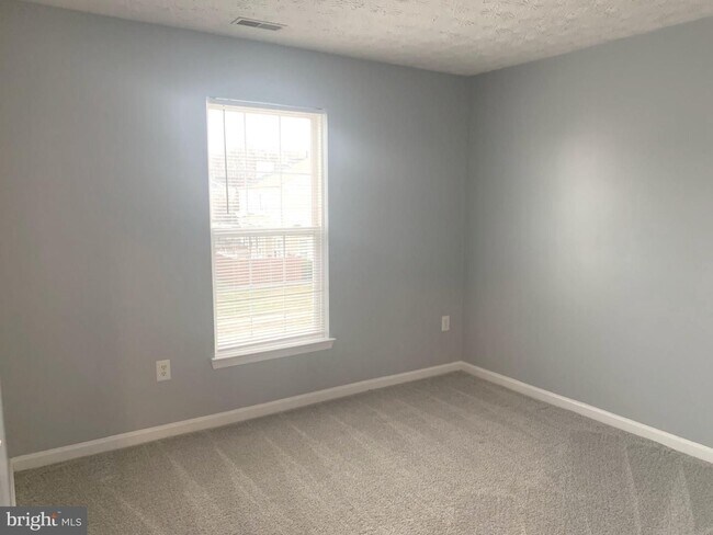 Building Photo - Beautiful 3bd 2/2bth duplex with attached ...
