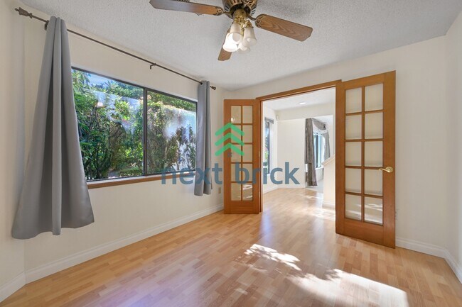 Building Photo - "Spacious 5-Bed Gem with 2.5 Baths in Prime Redmond Location!"