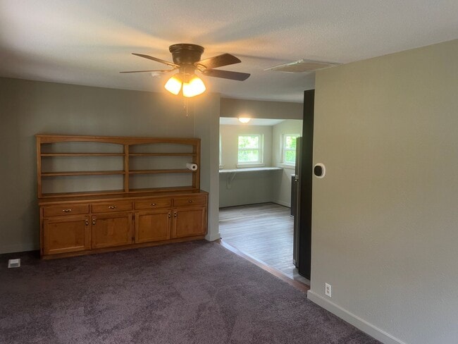 Building Photo - 2 Bed 1 Bath Cottage Electric included