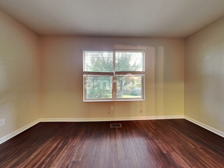 Building Photo - 10201 Stillwell Dr