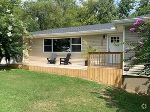 Building Photo - Freshly Renovated 3 Bedroom 1.5 Bathroom i...