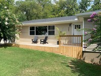 Building Photo - Freshly Renovated 3 Bedroom 1.5 Bathroom i...