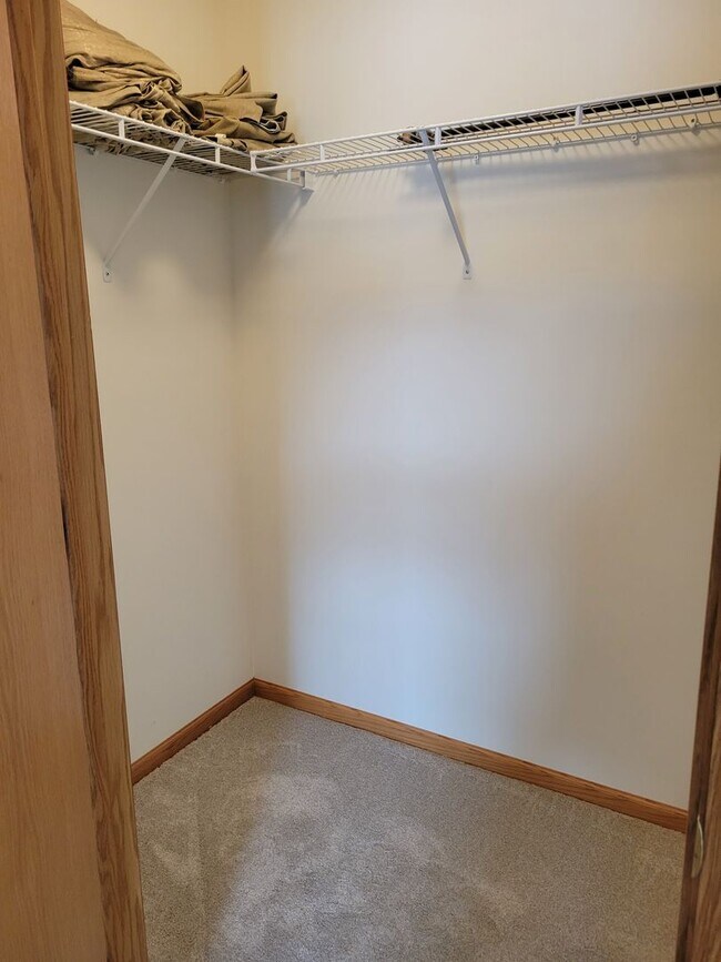 Building Photo - 2 Level Townhouse