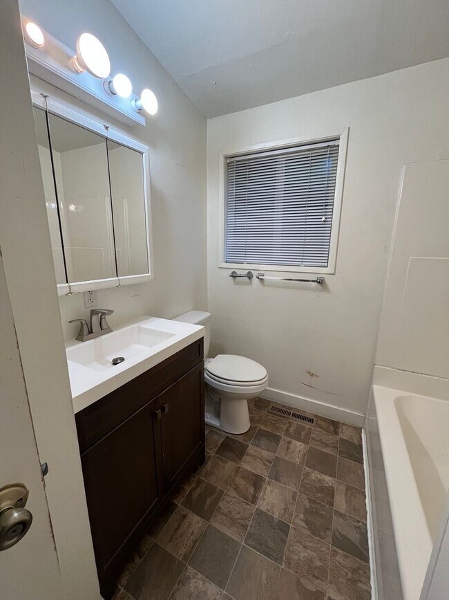 Building Photo - Three Bedroom House