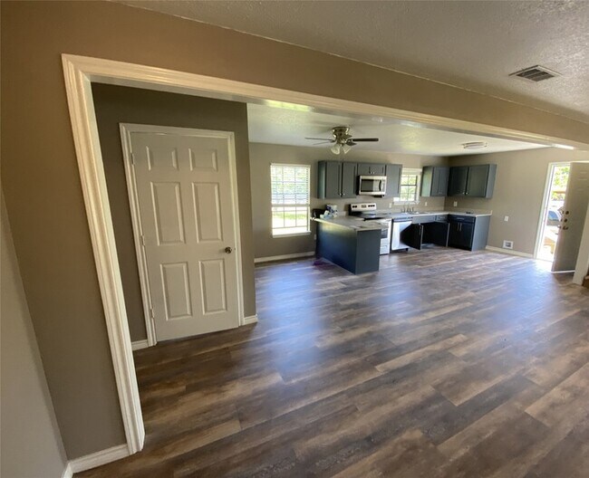 Building Photo - 1502 Daffan Ave