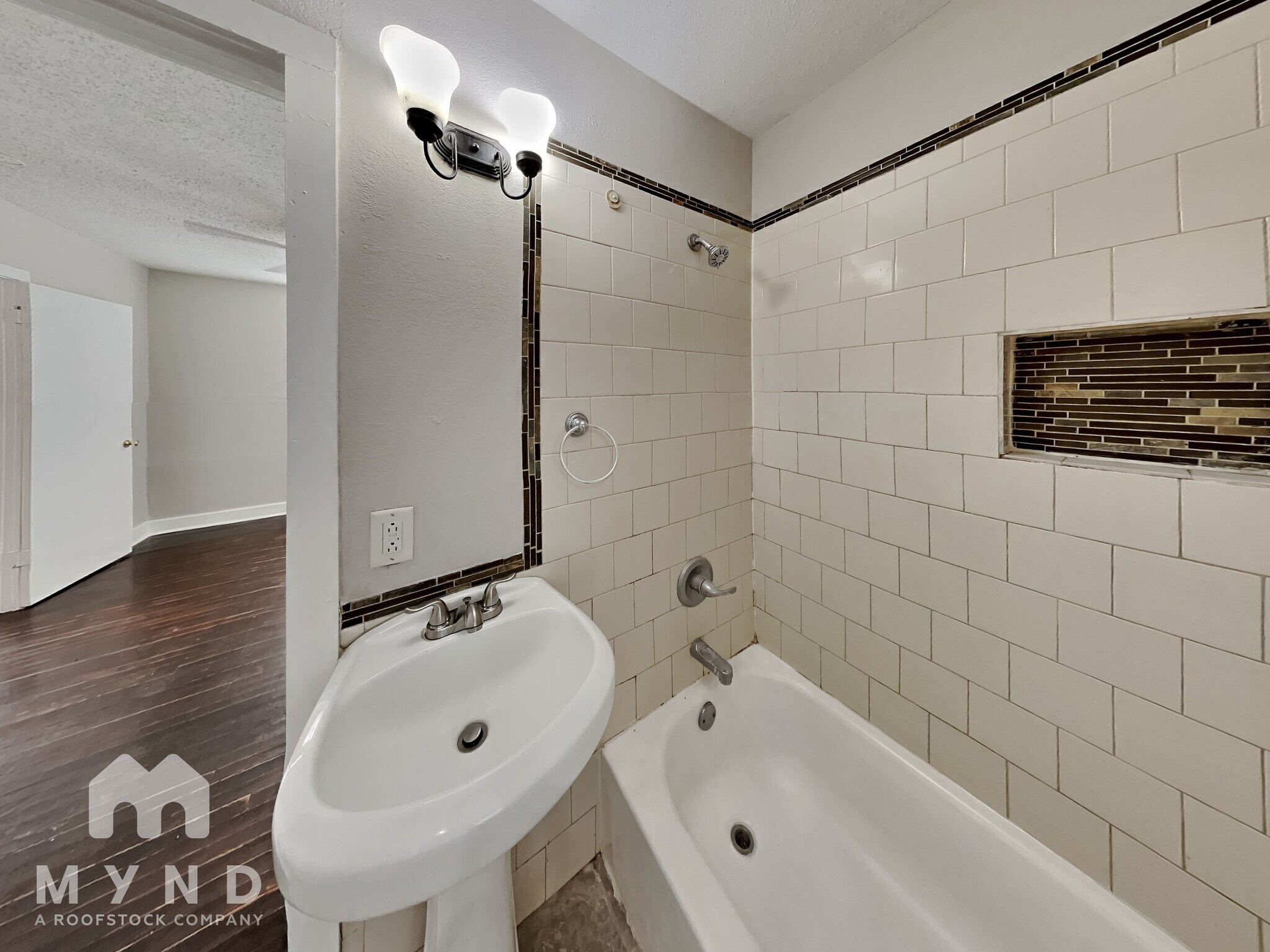 Building Photo - 118 Uvalde Ave