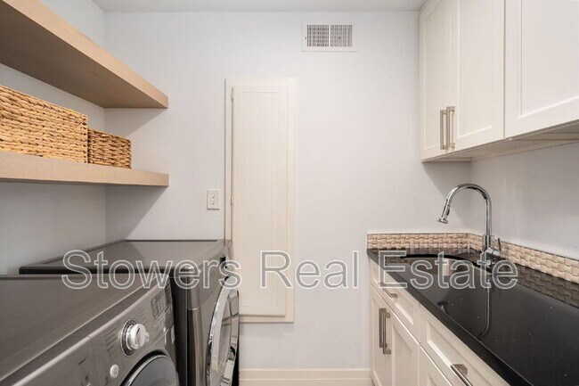 Building Photo - 357 La Casa Via
