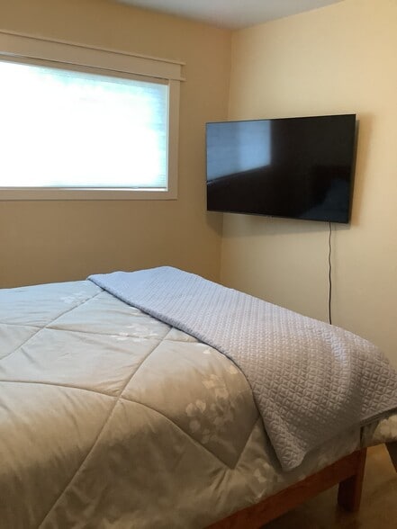 Building Photo - 1006 25th St W