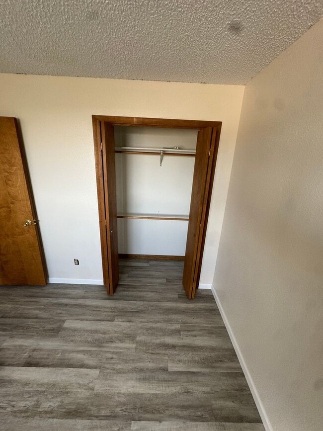 Building Photo - 4 Bedroom - 3 Bathroom just outside of town!