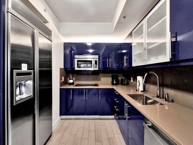 Building Photo - 3101 Bayshore Dr