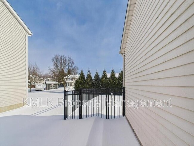 Building Photo - 411 Treeview Dr