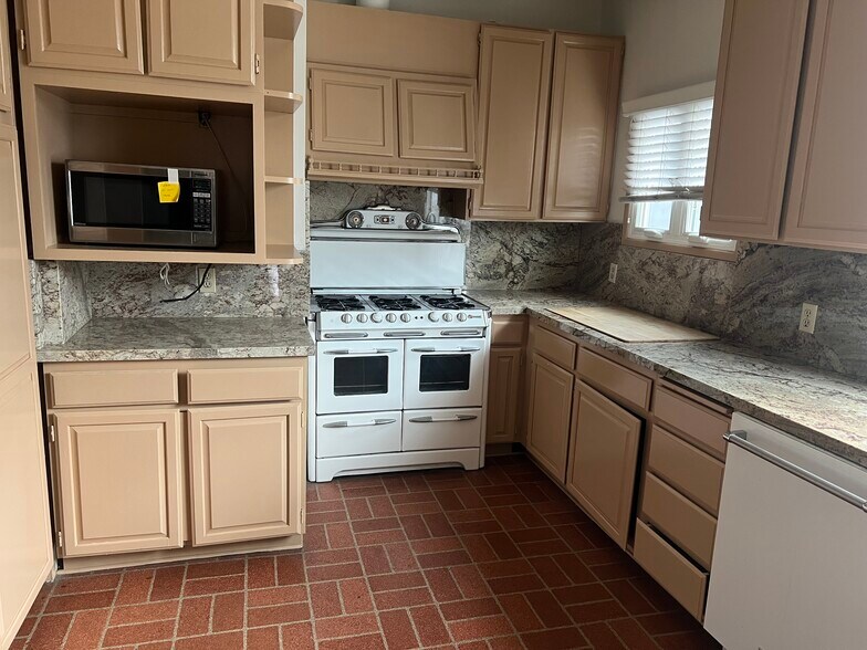 Building Photo - 8361 Blackburn Ave