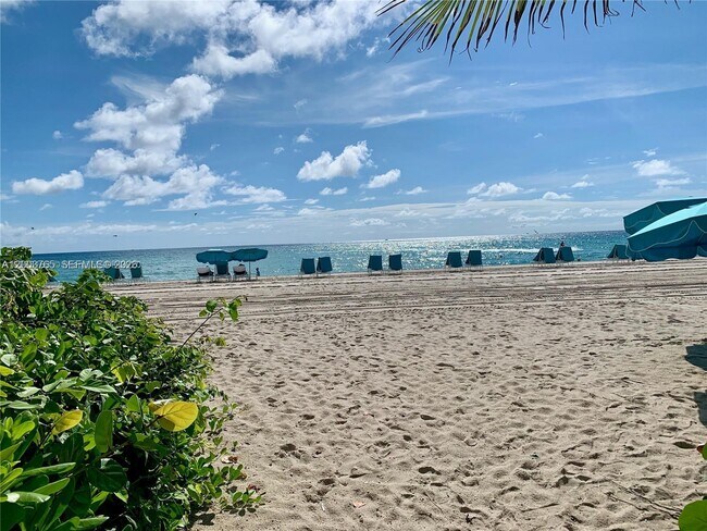 Building Photo - 16711 Collins Ave