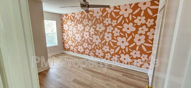 Building Photo - 945 N Fern Creek Ave