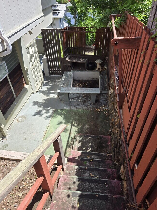 Building Photo - Downstairs unit of House - 2br/1ba/1pkg Kaimuki area