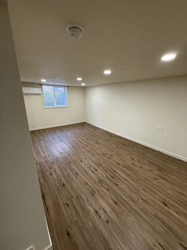 Building Photo - 1535 N 18th Dr