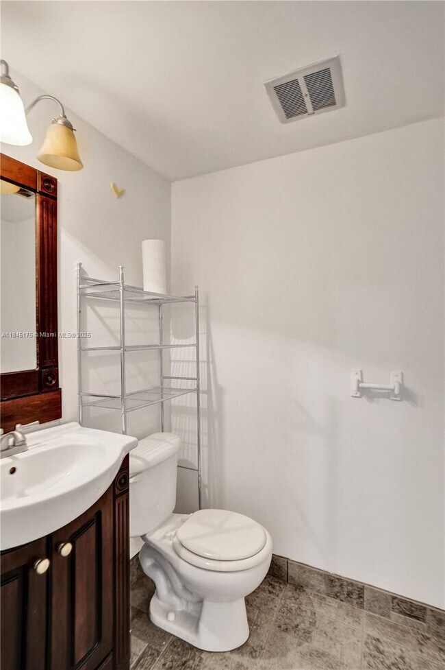 Building Photo - 4152 Inverrary Dr