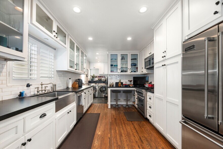 Building Photo - 330 28th St