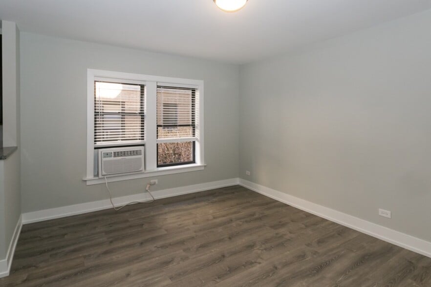 Building Photo - 735 W Brompton Ave