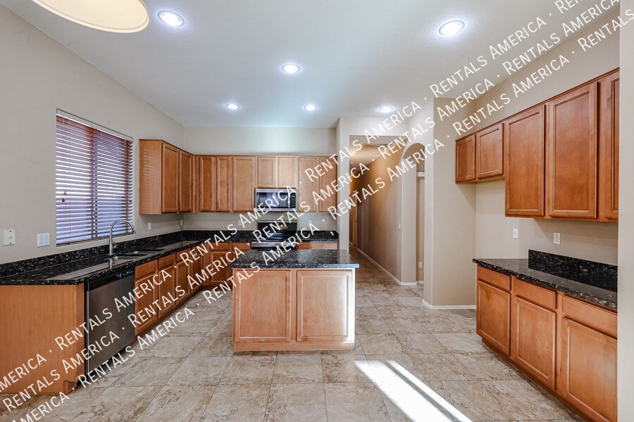 Building Photo - 8351 W Rosewood Ln