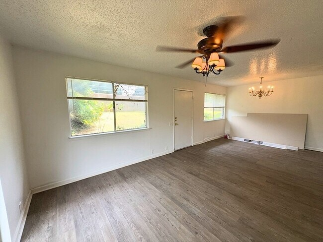 Building Photo - 2613 Amherst Ct