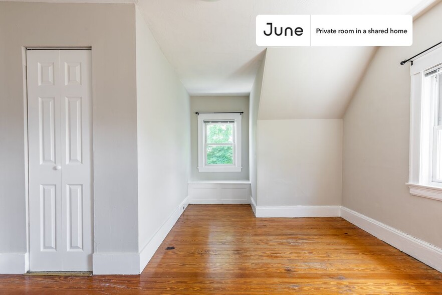 Building Photo - Private bedroom in 9 bed/2 bath Home