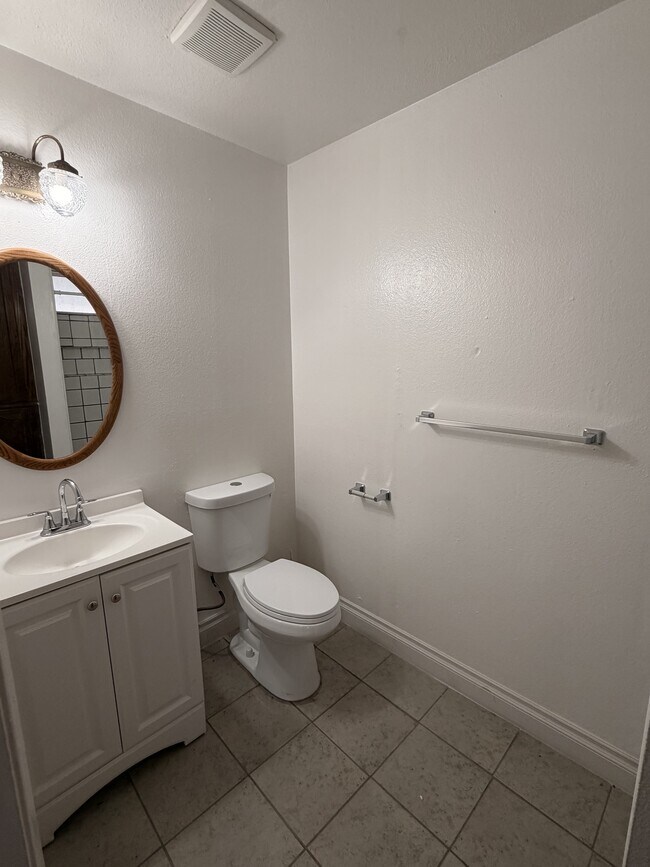 Building Photo - 3555 S County Center Dr