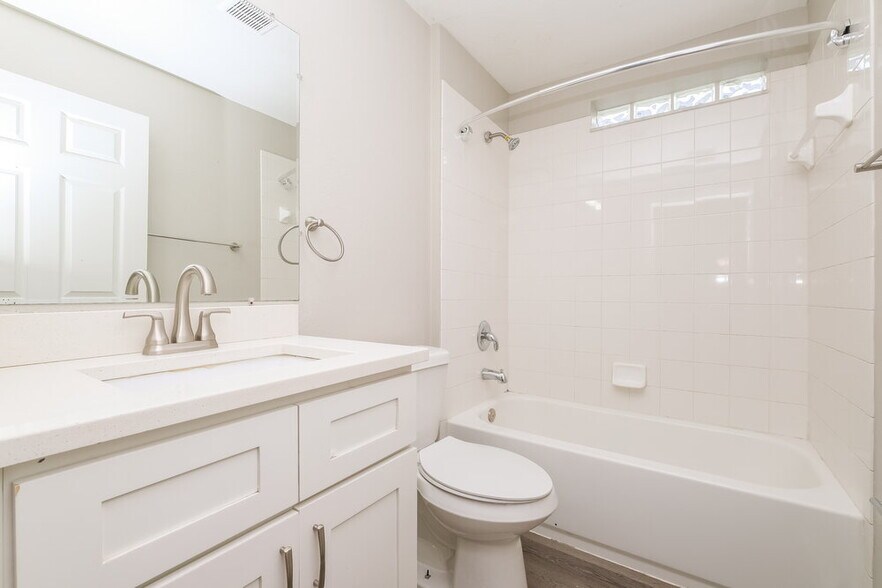 Building Photo - 6637 Cambridge Park Dr