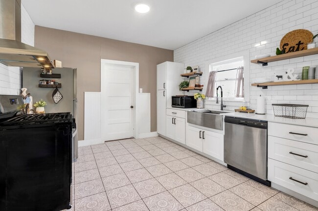 Building Photo - 569 Wright Ave