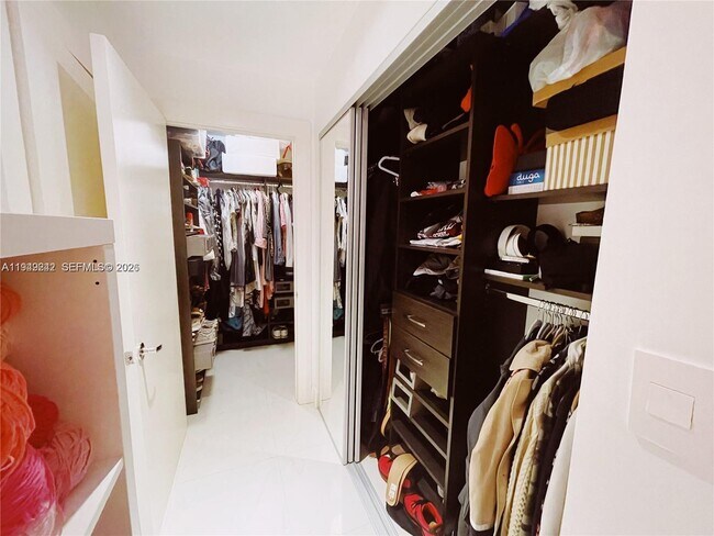 Building Photo - 900 Biscayne Blvd