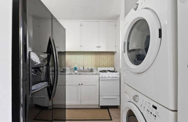 Building Photo - Nice & Clean 2 bedrooms, 1 bath and 1 parking apartment is located in Waipiolani Building