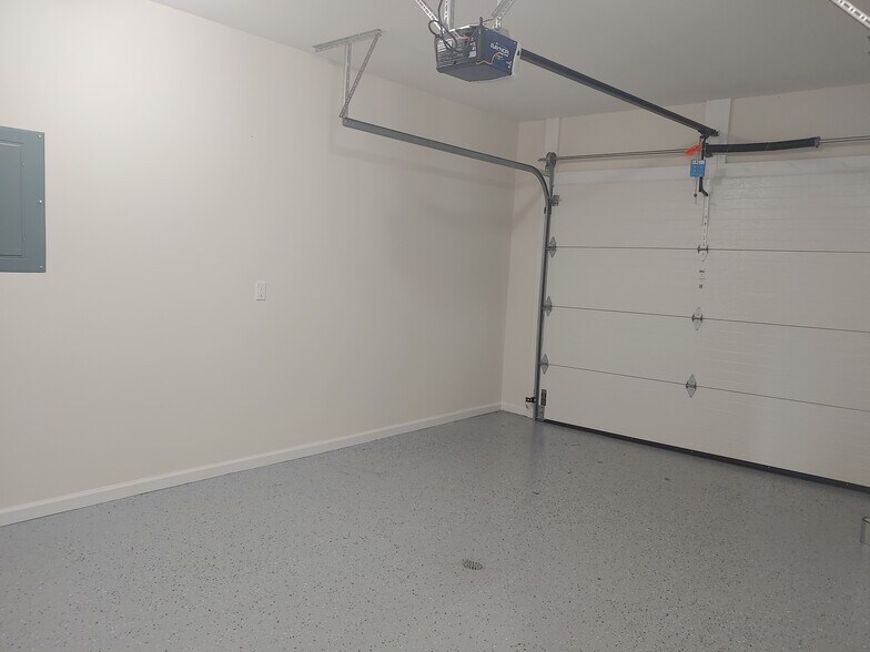 Single garage on main level - 6138 Warren Newcomb Dr