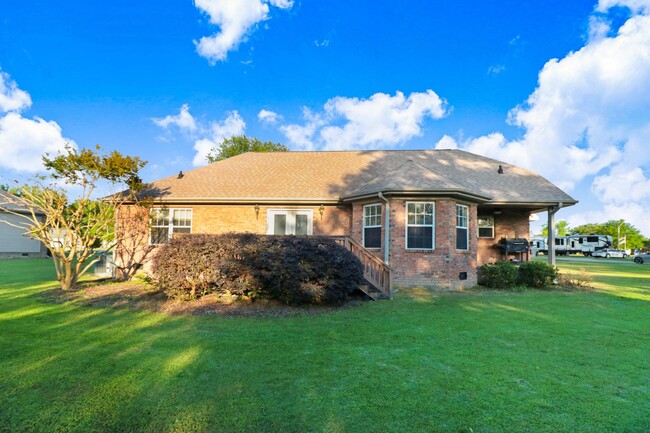 Building Photo - Spacious BRICK HOME in Goldsboro - 3 BR, 2...
