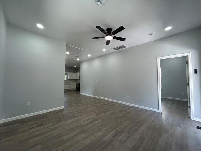 Building Photo - 304 N Tucker Ave