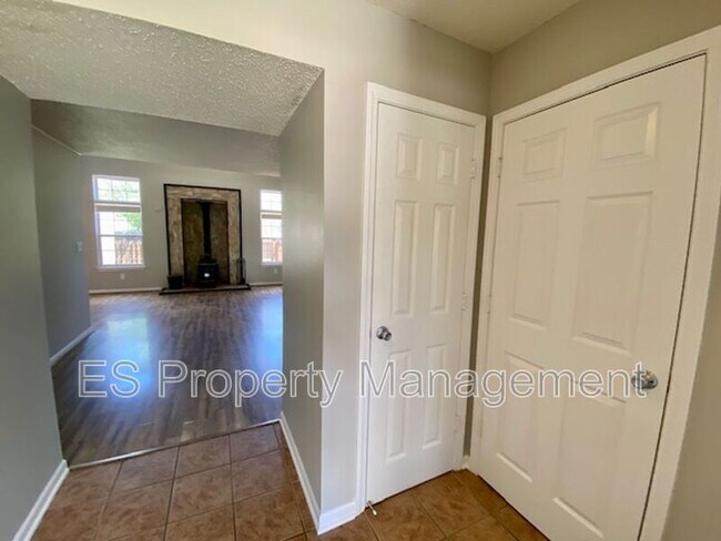 Building Photo - 15382 Ten Point Dr