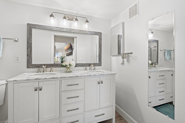 Building Photo - Best 2 Bed, 2 Bath Condo in Willow Ranch.