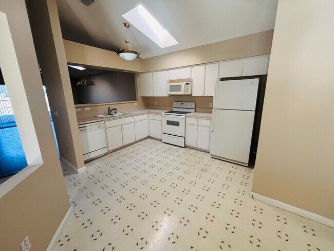 Building Photo - Ocala Palms - Welcome Home - In a age restricted 55+, golf course community