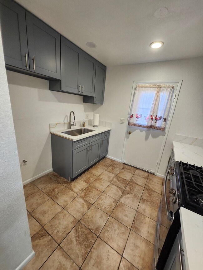 Building Photo - M-Muir Ave (triplex)